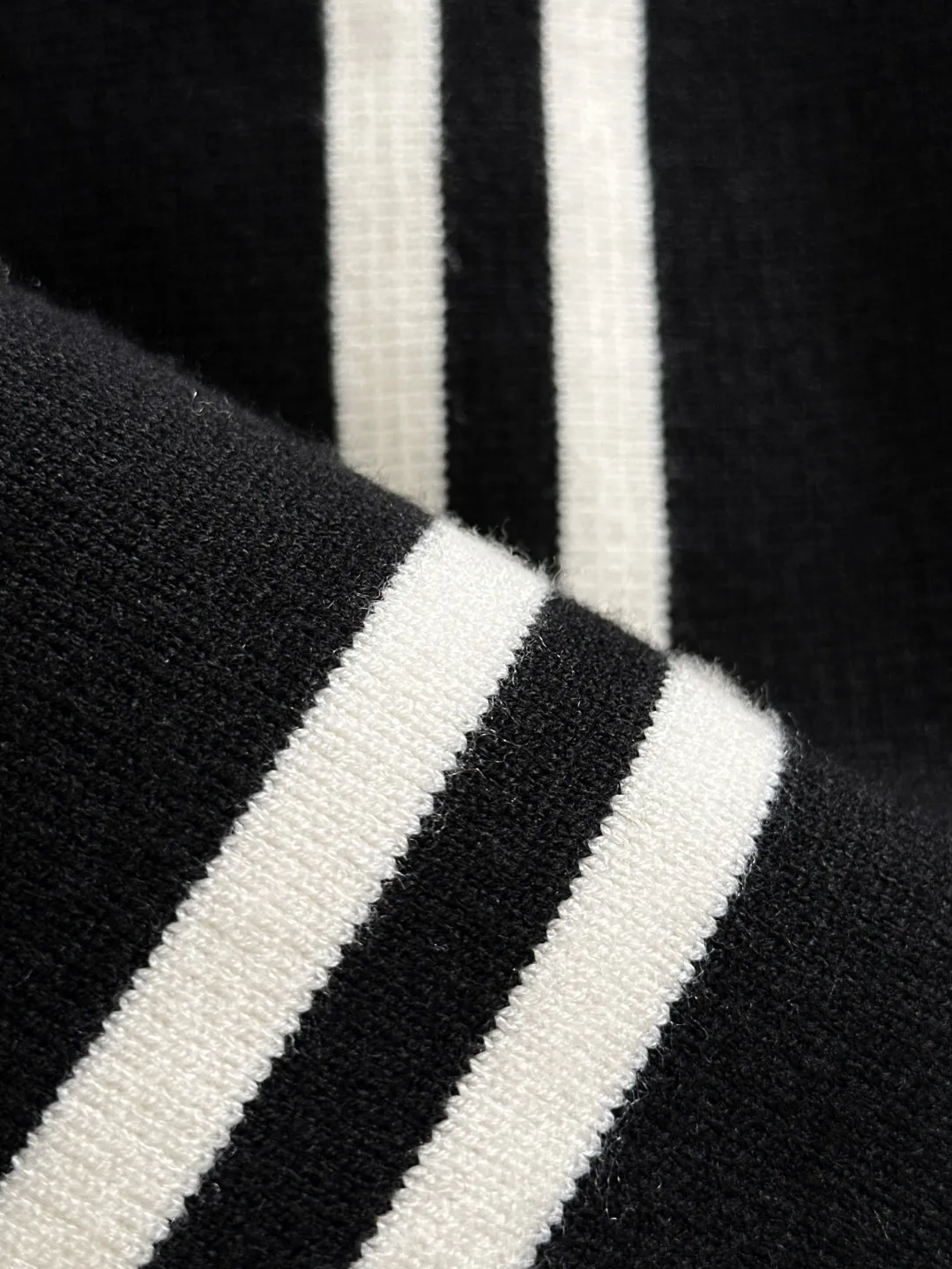 Next day shipping P460 Big Goose 2025 official website latest winter sweater, popular items are on sale at the counter simultaneously! Specially made of wool blended fabric. It feels comfortable and can be directly in contact with the skin. The logo badge is exquisitely embroidered, which is extremely eye-catching! The details highlight the fashionable charm of big brands. Exquisite workmanship. Three-dimensional cutting style. The wearing effect is invincible and handsome! All three standards are complete! Size: M-3XL